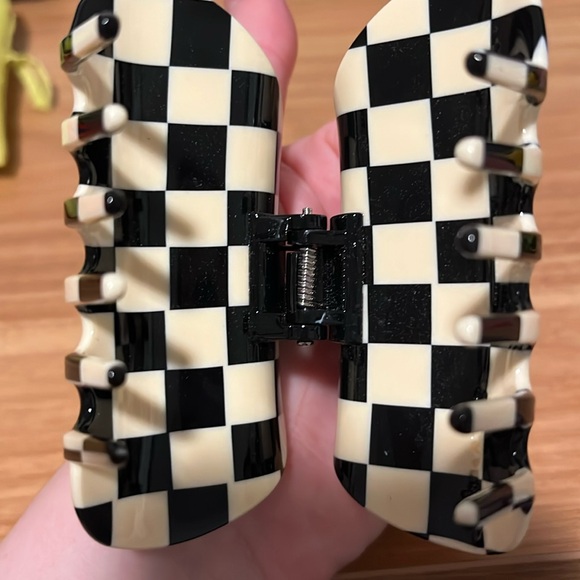 Chunks - Checker Claw Clip in Black + White - Picture 4 of 4